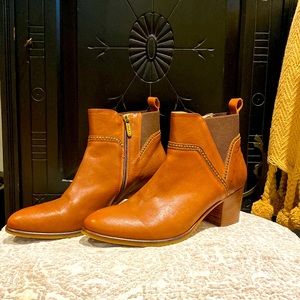 Italy New w/o box Italeau leather ankle boots..stacked heels ,side zip size 41